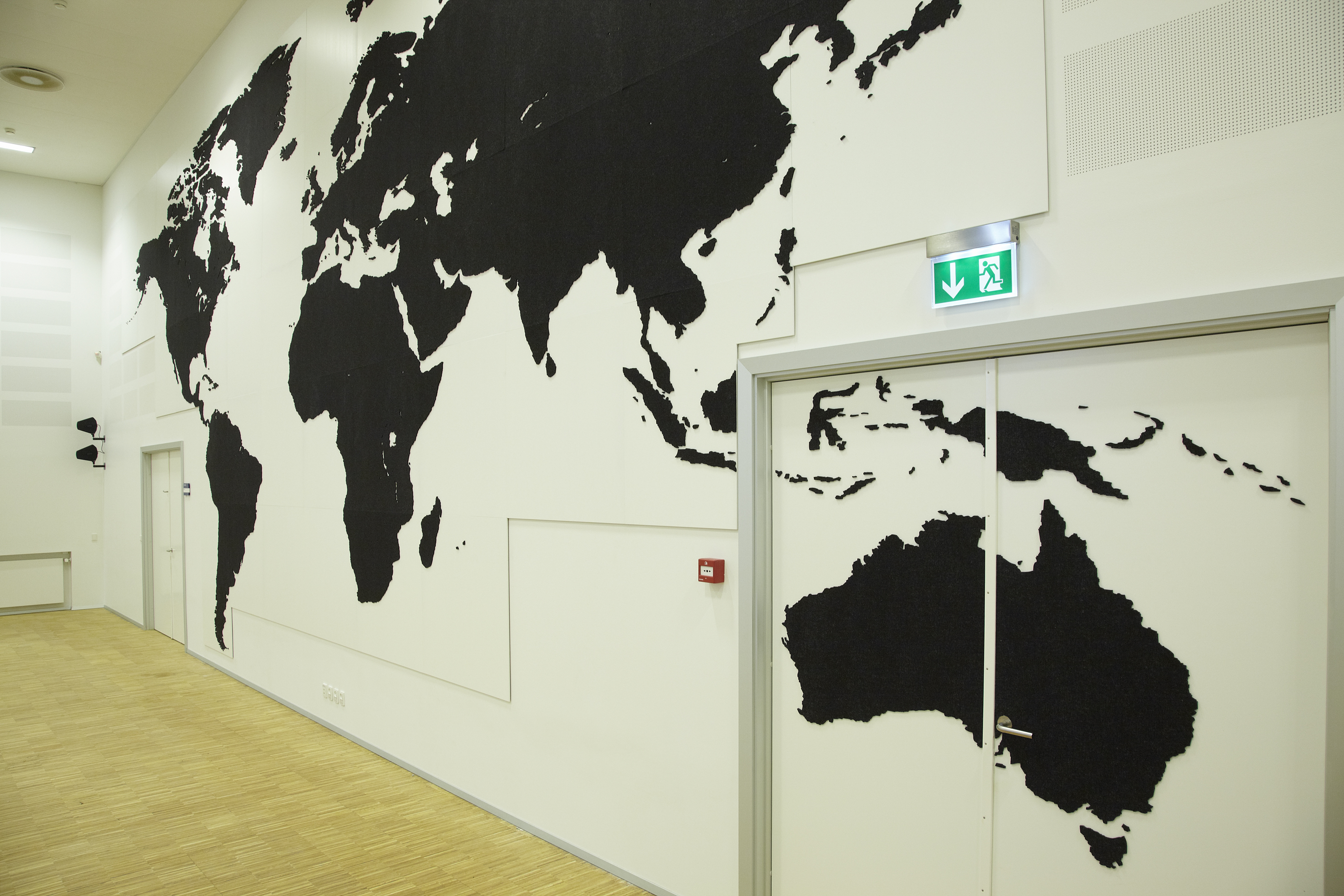 fraster, filt, opklæbning, akustik, uld filt, inspiration, design, indretning, filttavle, udsmykning, opklæbet filt, filt på væg, limet filt, vægfilt, filtfarve, dekoration